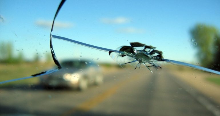 ثلاث طرق مضمونة للتخلص من الخدوش في زجاج سيارتك